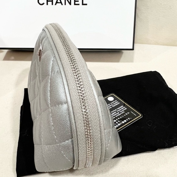🔥🔥LiKe new Chanel Reissue Metallic Silver cosmetic Bag - Picture 3 of 9